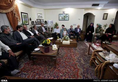 خاتمی در منزل زندانیان آزاد شده ,محمد خاتمی