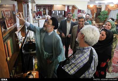 خاتمی در منزل زندانیان آزاد شده ,محمد خاتمی
