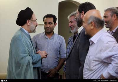 خاتمی در منزل زندانیان آزاد شده ,محمد خاتمی