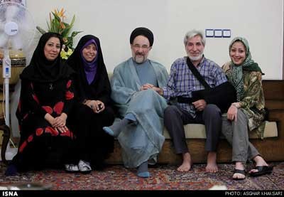 خاتمی در منزل زندانیان آزاد شده ,محمد خاتمی