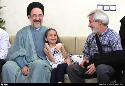 خاتمی در منزل زندانیان آزاد شده ,محمد خاتمی