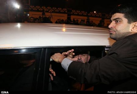 استقبال مردمی از وزیر امور خارجه و اعضای تیم مذاکره کننده ژنو در فرودگاه مهرآباد 