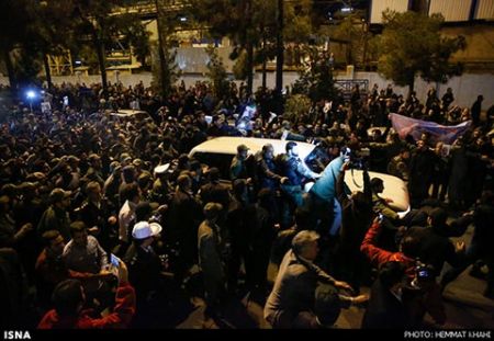 استقبال مردمی از وزیر امور خارجه و اعضای تیم مذاکره کننده ژنو در فرودگاه مهرآباد 