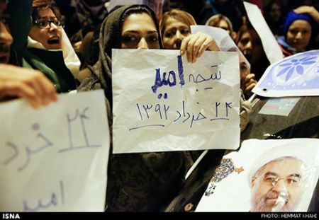 استقبال مردمی از وزیر امور خارجه و اعضای تیم مذاکره کننده ژنو در فرودگاه مهرآباد 