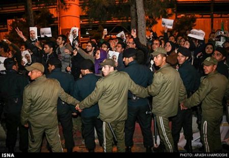 استقبال مردمی از وزیر امور خارجه و اعضای تیم مذاکره کننده ژنو در فرودگاه مهرآباد 
