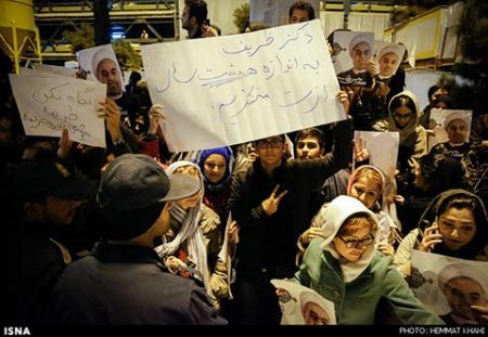 استقبال مردمی از وزیر امور خارجه و اعضای تیم مذاکره کننده ژنو در فرودگاه مهرآباد 