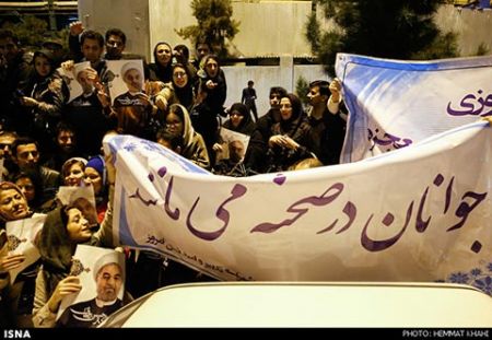 استقبال مردمی از وزیر امور خارجه و اعضای تیم مذاکره کننده ژنو در فرودگاه مهرآباد 