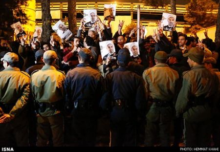 استقبال مردمی از وزیر امور خارجه و اعضای تیم مذاکره کننده ژنو در فرودگاه مهرآباد 