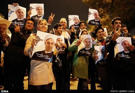 استقبال مردمی از وزیر امور خارجه و اعضای تیم مذاکره کننده ژنو در فرودگاه مهرآباد 