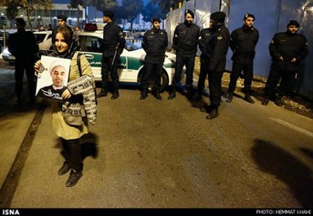 استقبال مردمی از وزیر امور خارجه و اعضای تیم مذاکره کننده ژنو در فرودگاه مهرآباد 