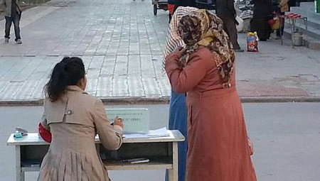 اخبار ,اخبار بین الملل,ایستگاه های بازرسی برای تشویق زنان مسلمان به بی حجابی در چین