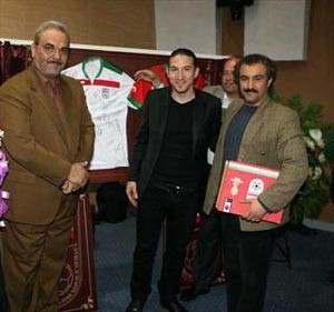 اخبار ,اخبار ورزشی ,عكس جواد خیابانی در كنار بازیگران سریال پایتخت ,