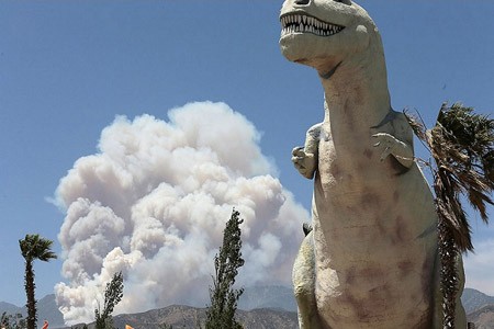 آتش سوزی در نزدیکی پارک دایناسورها در کالیفرنیا، آمریکا