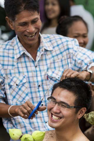 تراشیدن موی راهبان جوان بودایی در تایلند