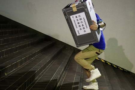 جابجایی صندوق رای در یک حوزه انتخابیه در توکیو ژاپن