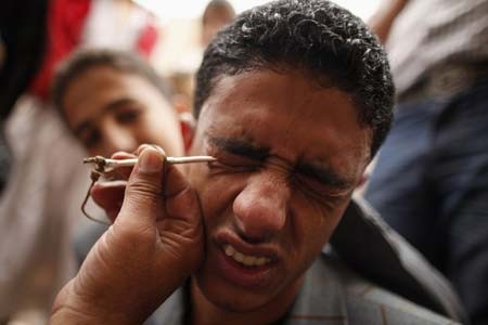 سرمه کشی به چشم در ماه رمضان در مسجدی در صنعا یمن