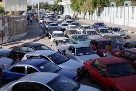  بحران بنزین در غزه. صف طویل خودروها در غزه در یک پمپ بنزین