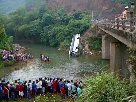 سقوط اتوبوس در رودخانه ای در ون چان ویتنام و مرگ دو نفر