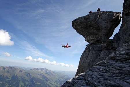 پرش بازان روی صخره قارچ در سوئیس