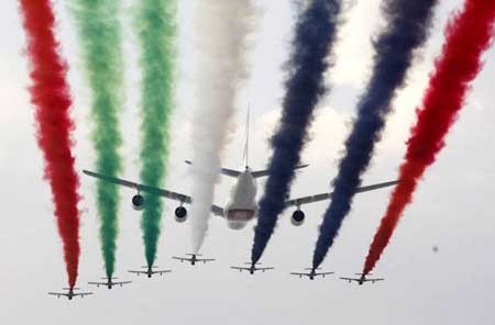 اجرای نمایش هوایی در مراسم افتتاحیه نمایشگاه هوایی دبی