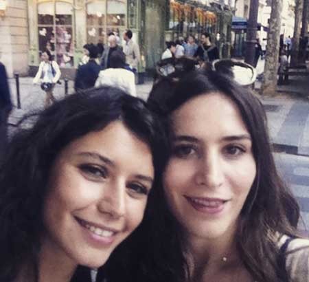 اخبار,اخبار فرهنگی,سلفی بازیگر زن معروف ترکیه در پاریس