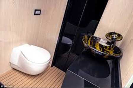 داخل این خودروی سواری به حمام بروید 