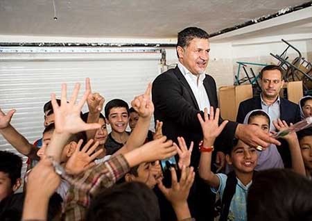 اخبار,اخبارورزشی, علی دایی در بین کودکان کار