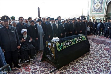  اخبارسیاسی ,خبرهای  سیاسی , اقامه نماز بر پیکر واعظ طبسی با حضور رهبری  