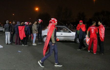 هواداران سرخابی در شب سرد آزادی هواداران سرخابی در شب سرد آزادی