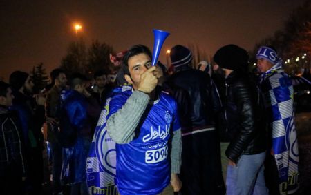 هواداران سرخابی در شب سرد آزادی هواداران سرخابی در شب سرد آزادی