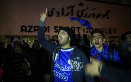 هواداران سرخابی در شب سرد آزادی هواداران سرخابی در شب سرد آزادی