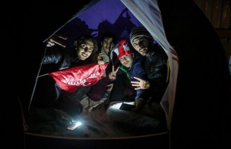    هواداران سرخابی در شب سرد آزادی