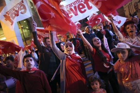   شادی مردم ترکیه پس از پیروزی در همه‌پرسی 