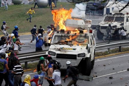  درگیری پلیس و مردم در اعتراضات خیابانی علیه رئیس‌جمهور ونزوئلا