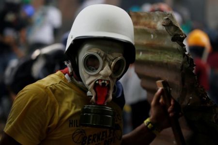 درگیری پلیس و مردم در اعتراضات خیابانی علیه رئیس‌جمهور ونزوئلا