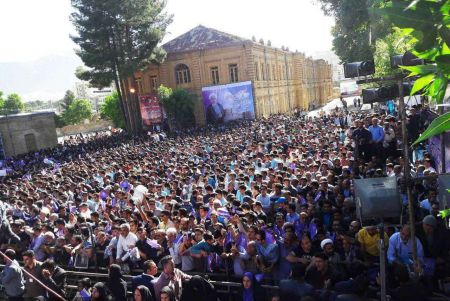  استقبال خرم‌آبادی‌ها از روحانی با ساز و دهل