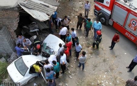  انحراف سمند در جاده هراز و برخورد شدید با یک مغازه ,