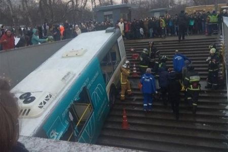 اخبار,اخبار حوادث,ورود اتوبوس به زیرگذری در مسکو