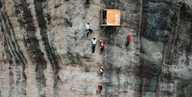 اخبار,اخبار گوناگون,مغازه معلق در کوه برای کوهنوردان چینی