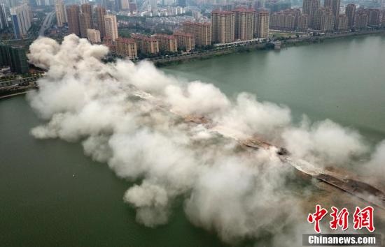اخبار,اخبارگوناگون,تخریب پل ۱۶۰۰ متری در چین