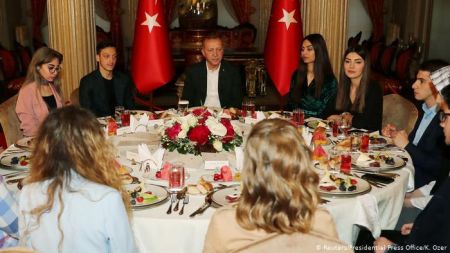 اخبار,اخبار ورزشی,مسوت اوزیل در مراسم افطاری اردوغان