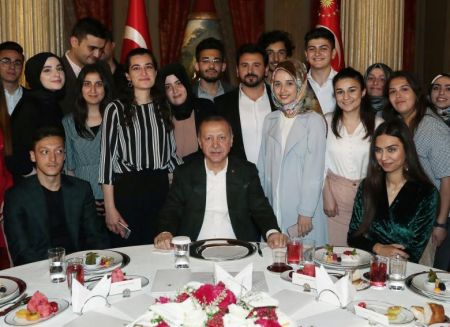 اخبار,اخبار ورزشی,مسوت اوزیل در مراسم افطاری اردوغان