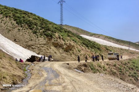 اخبار,عکس خبری,جدال با برف در دومین ماه تابستان