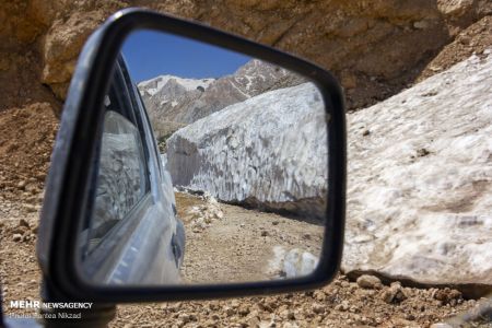 اخبار,عکس خبری,جدال با برف در دومین ماه تابستان