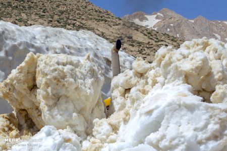 اخبار,عکس خبری,جدال با برف در دومین ماه تابستان