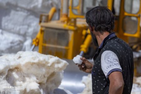 اخبار,عکس خبری,جدال با برف در دومین ماه تابستان