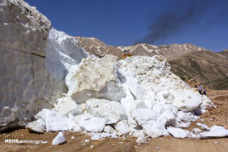 اخبار,عکس خبری,جدال با برف در دومین ماه تابستان