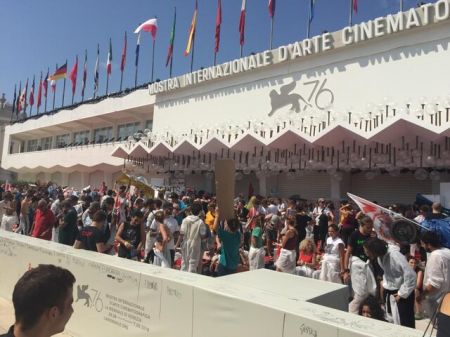 اخبار,اخبار فرهنگی,هجوم معترضان به فرش قرمز جشنواره ونیز اخبار,اخبار فرهنگی,هجوم معترضان به فرش قرمز جشنواره ونیز
