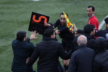 اخبار,اخبار ورزشی,کوبیدن تابلوی تعویض به داور چهارم