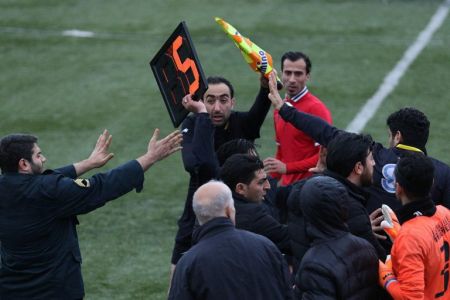 اخبار,اخبار ورزشی,کوبیدن تابلوی تعویض به داور چهارم